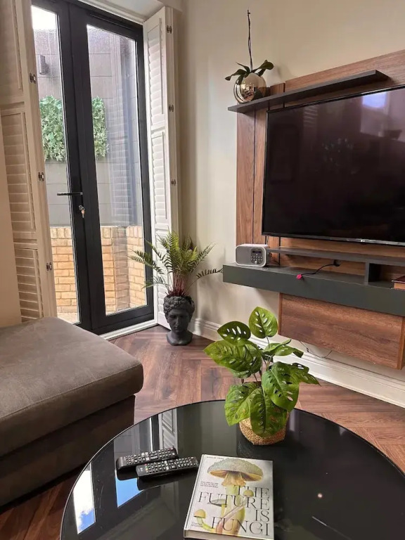 Stylish modern flat in SW London