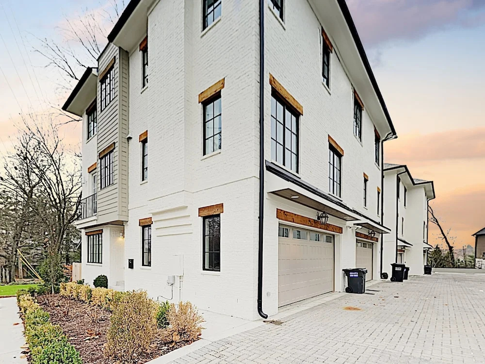 New Listing! Stylish All-suite End Unit W/ Garage 3 Bedroom Townhouse