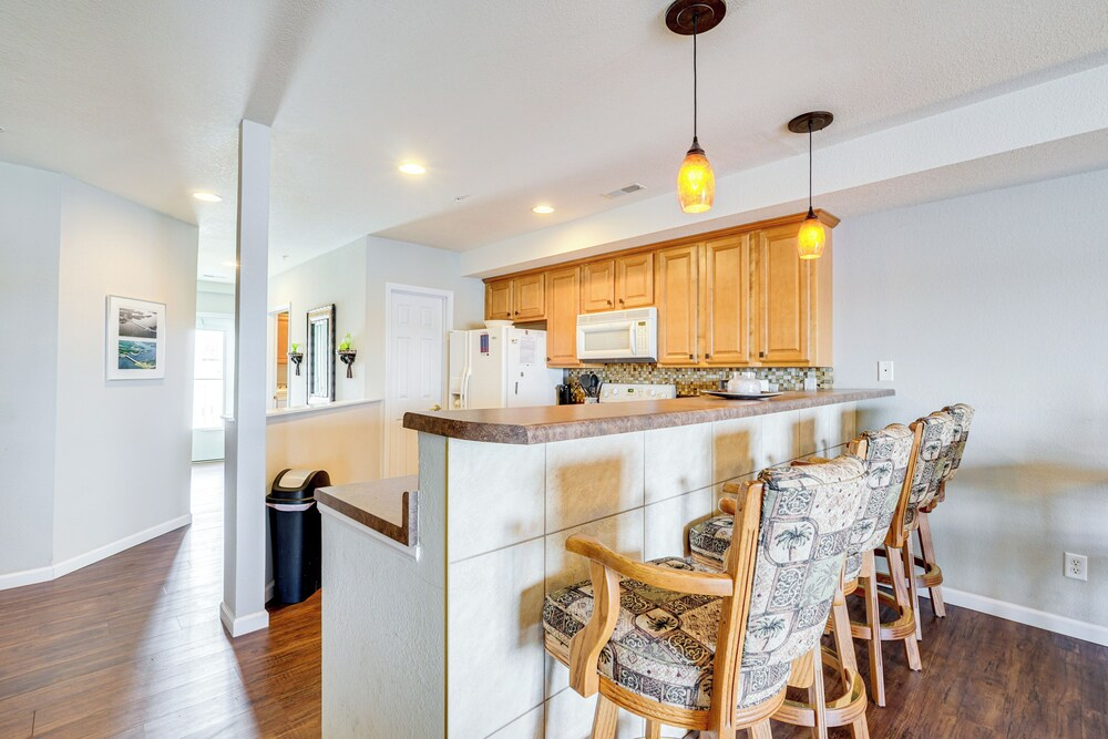 5th-floor Lakefront Condo: Elevator + Pool Access!