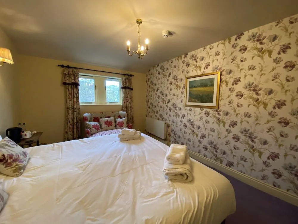 The Red Lion & Manor House