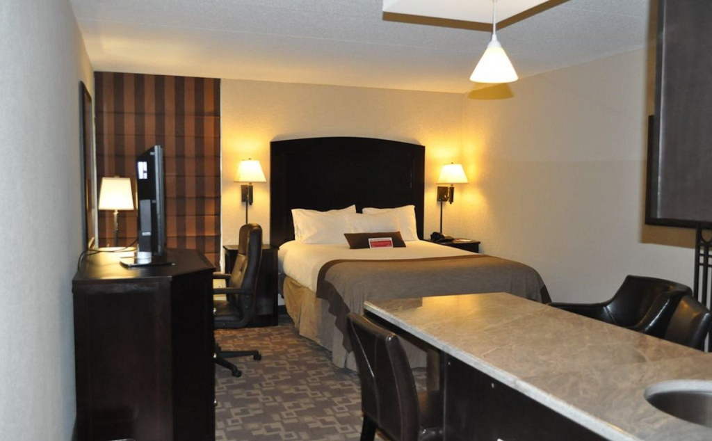 Holiday Inn and Suites Charleston West by IHG