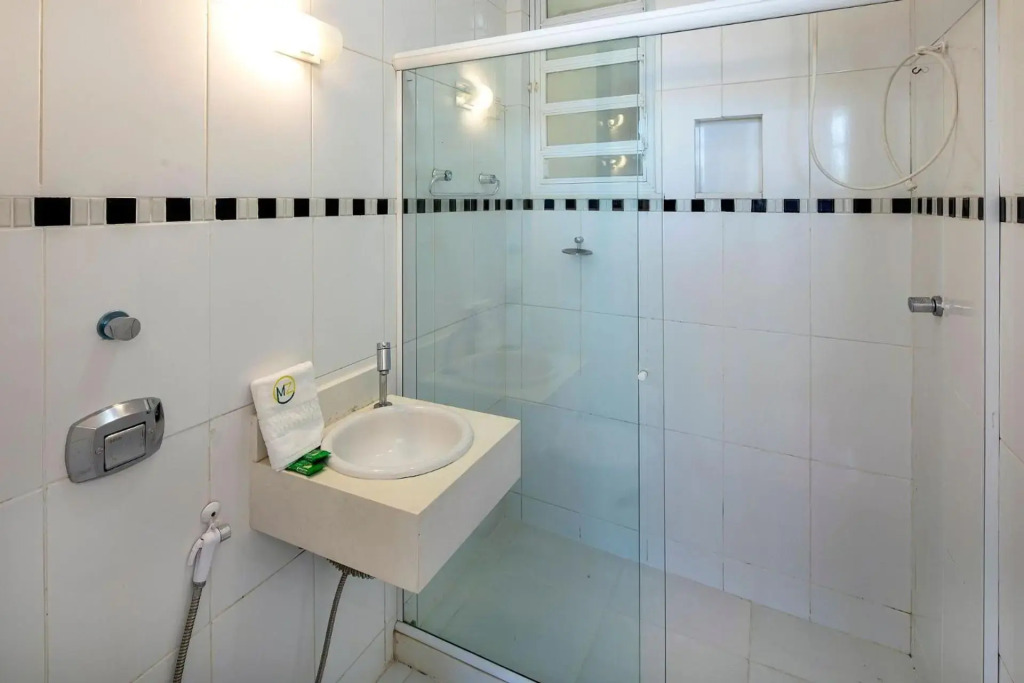 Studio na Avenida Atlantica com vista frontal para a praia do Leme para ate 2 pessoas
