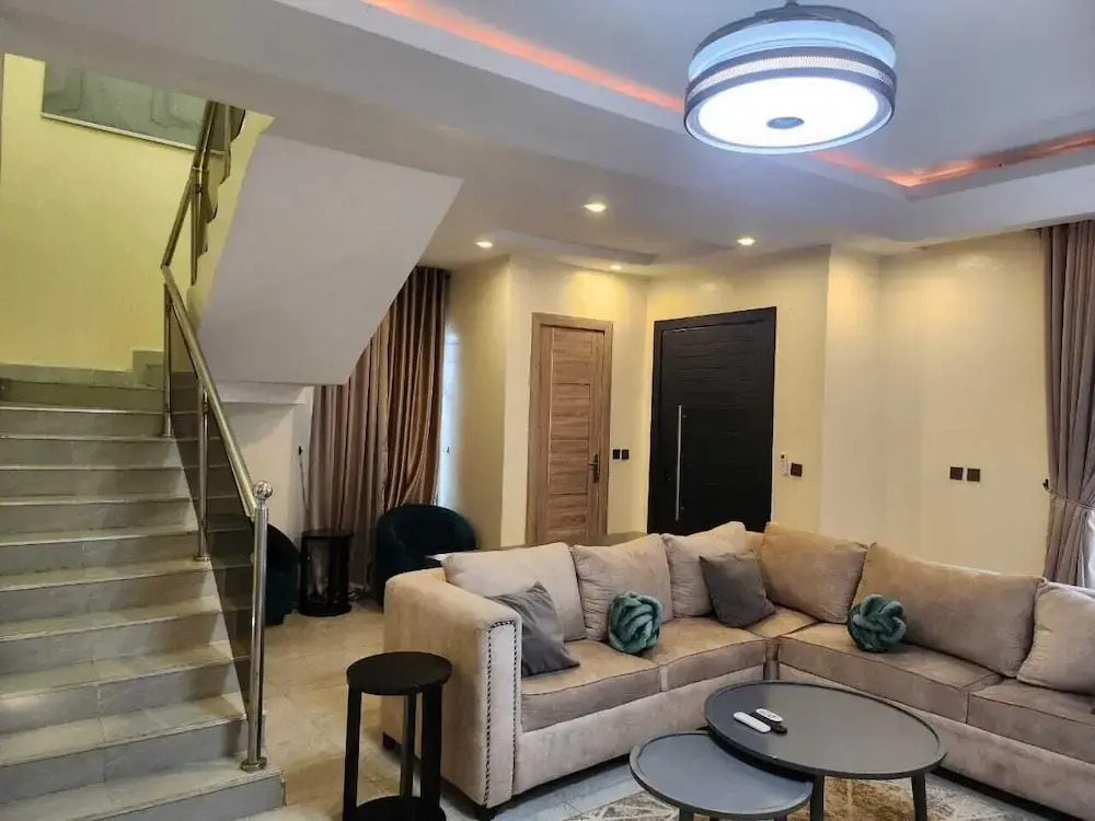 Charming 2- Bedroom Duplex