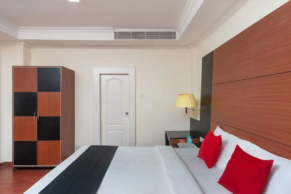Capital O 8145 Emarald Hotel
