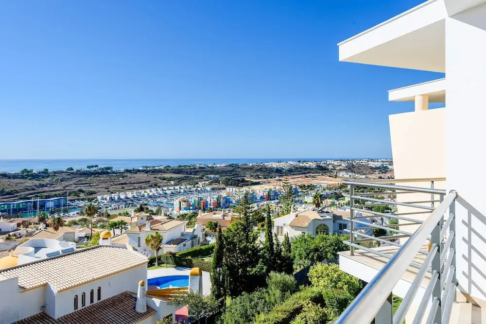 Sea view Apartment with 3 spacious Terraces & 2 Swimming pools
