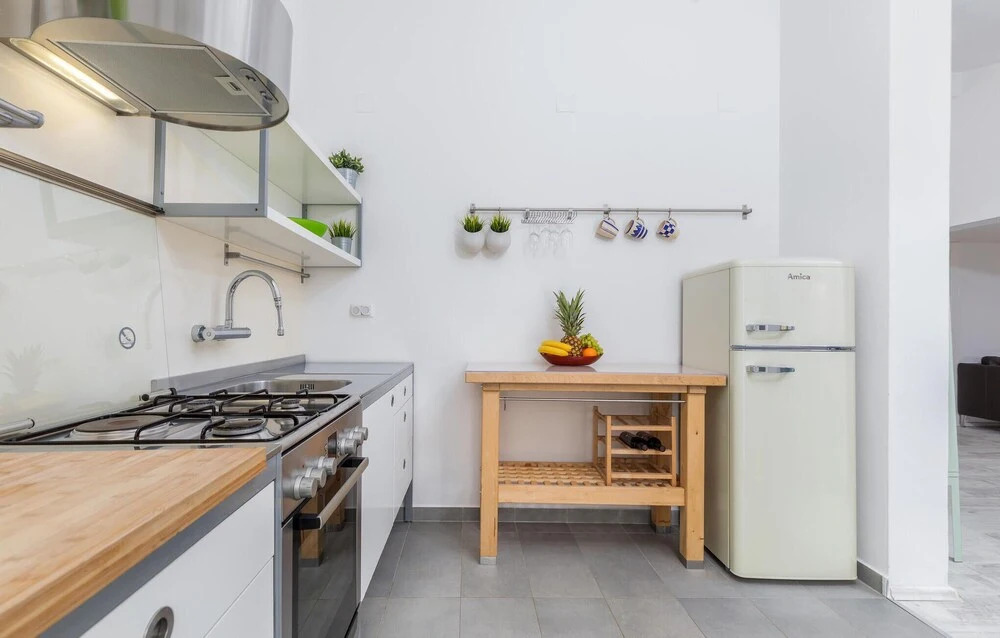 Beautiful Home In Stinjan With Kitchen