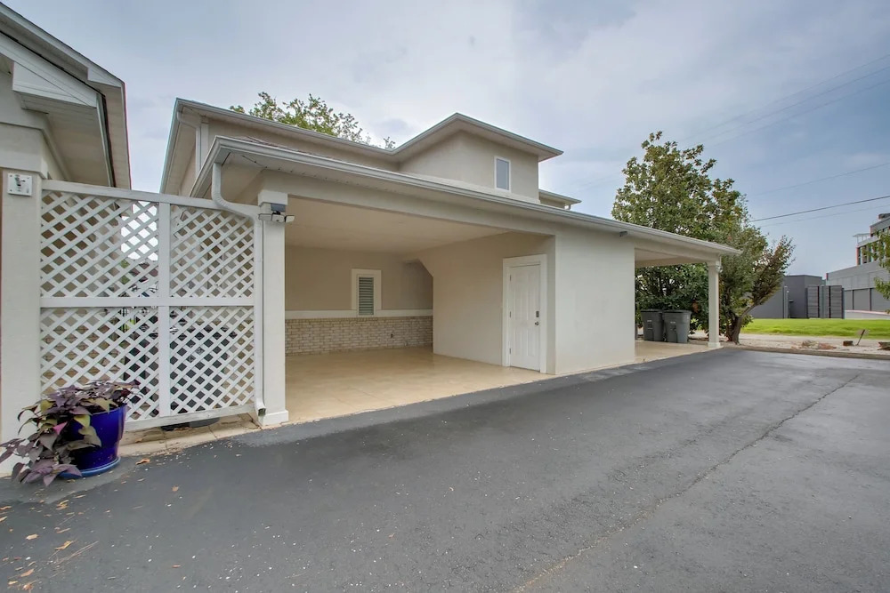 Lakefront Hot Springs Condo w/ Dock Access & Views