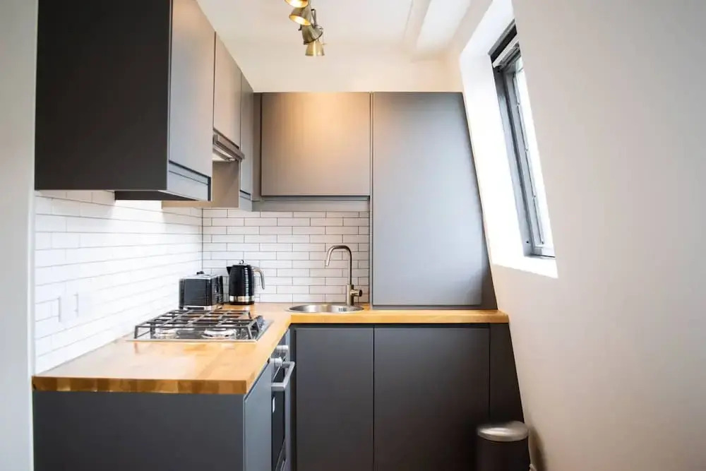 Modern 1 Bedroom Top Floor Flat in West London