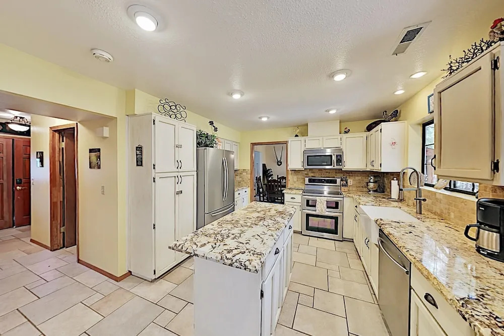 Lavish W/ Hot Tub, Game Room - Near Skiing 4 Bedroom Home