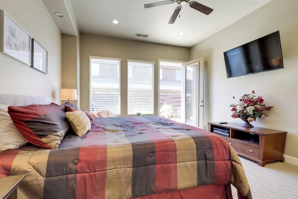 Sleek Home: Patio, Gas Grill & Access to Pool