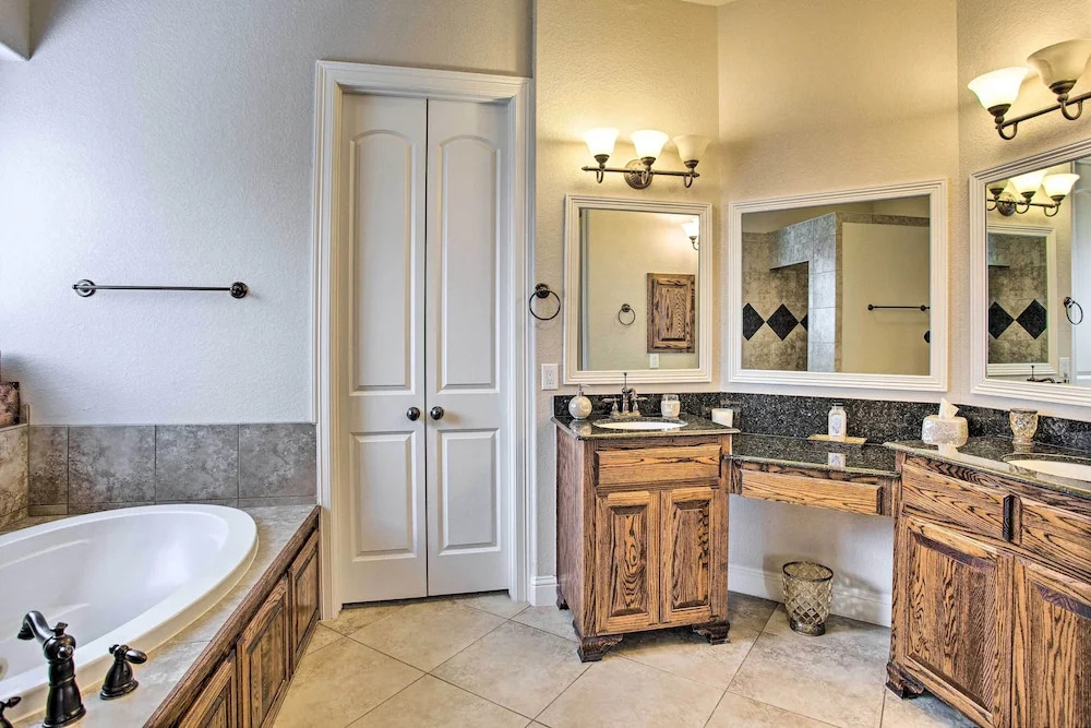 4 Mi to Grapevine Lake: Texas Home w/ Media Room