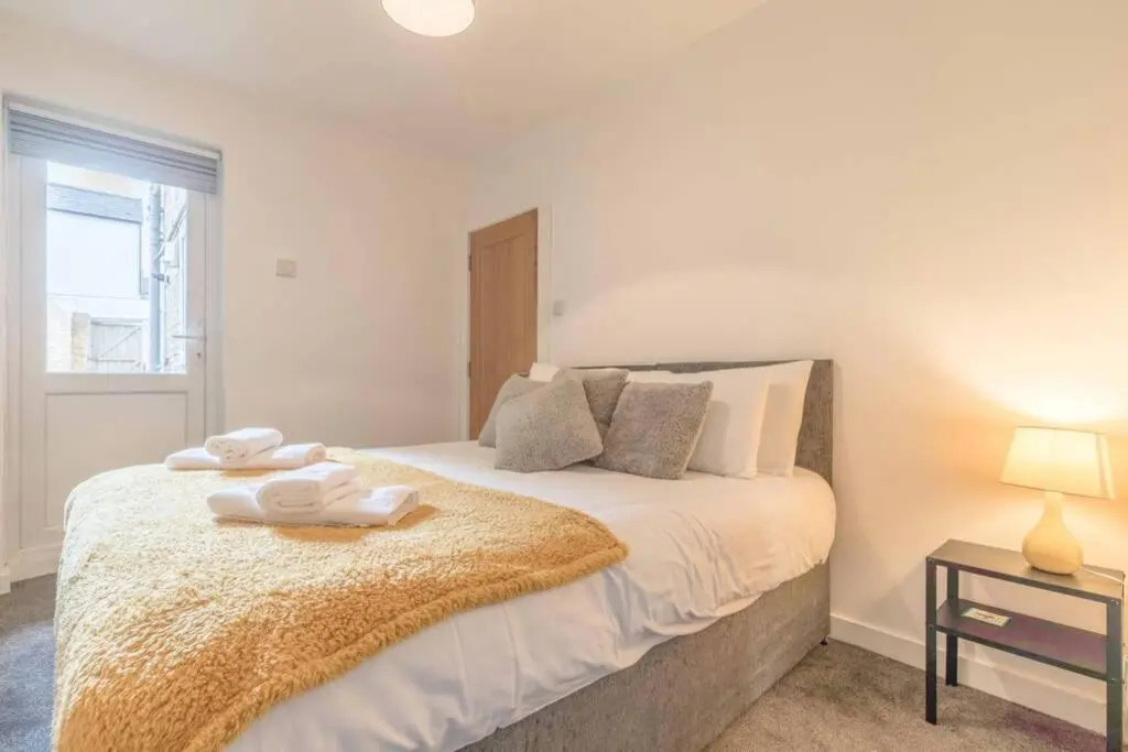 Stylish Apartment 5 Min Walk To Castle & Parking!