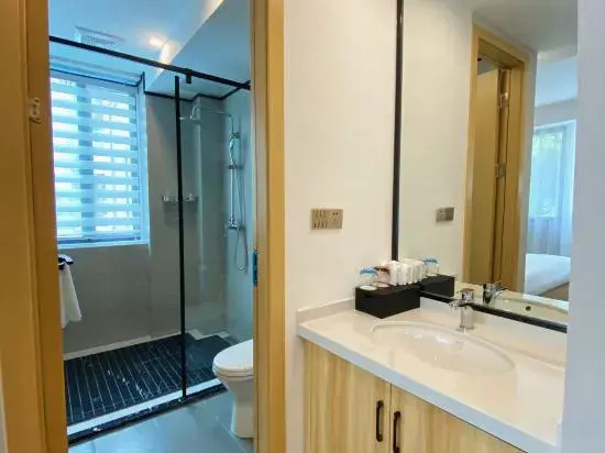 Huaxi Hotel (Guiyang Railway Station Vientiane City Shopping Center)