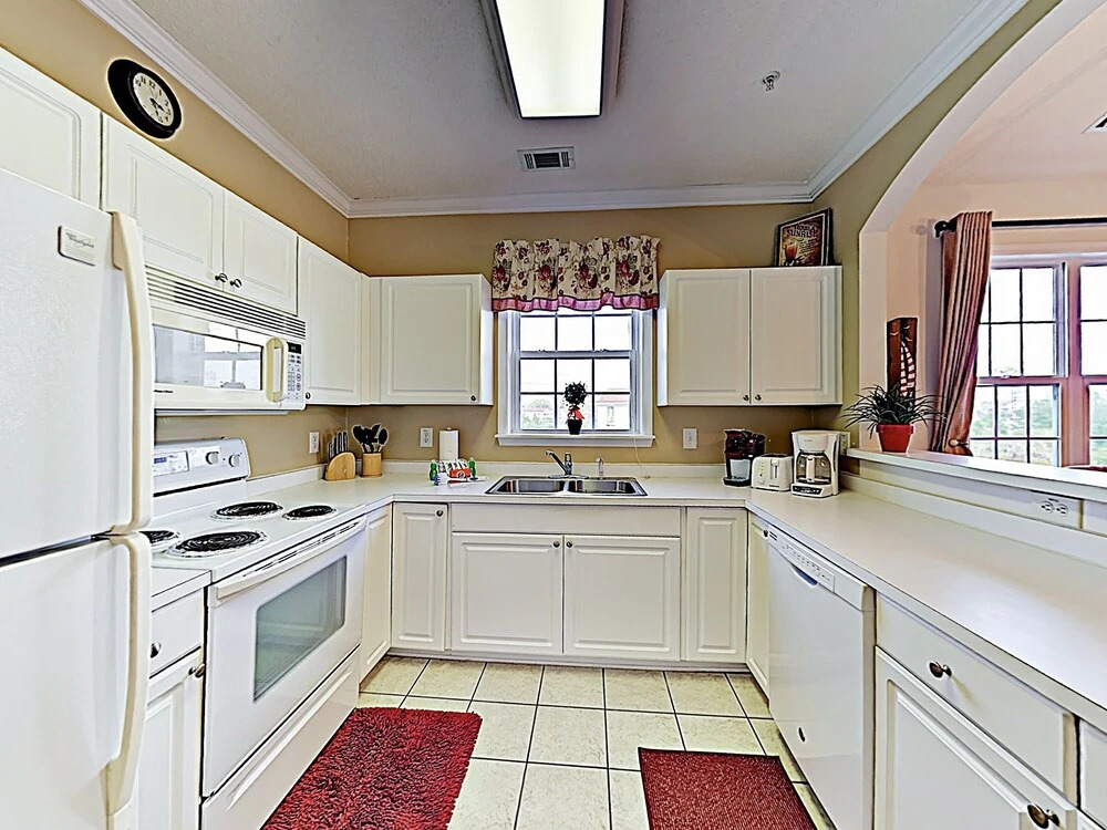 Golfers Delight: Coastal W/ Balcony & Pools 2 Bedroom Condo