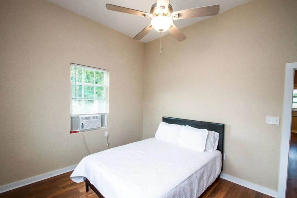 3BR/2BA Remodeled Apartment Near Downtown