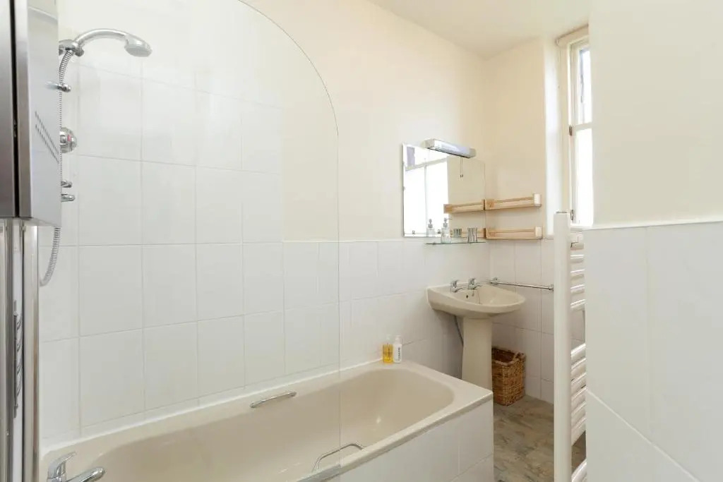 380 Charming one bedroom property in an attractive residential area with great cafes, restaurants and shops nearby