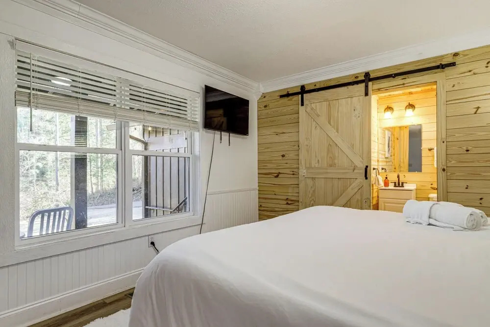 Pet-friendly Gatlinburg Cabin w/ Hot Tub!