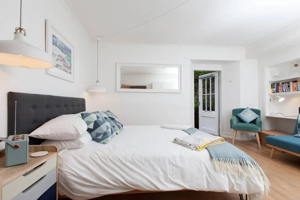 Stylish 2BR Flat for 5 in the Heart of Edinburgh