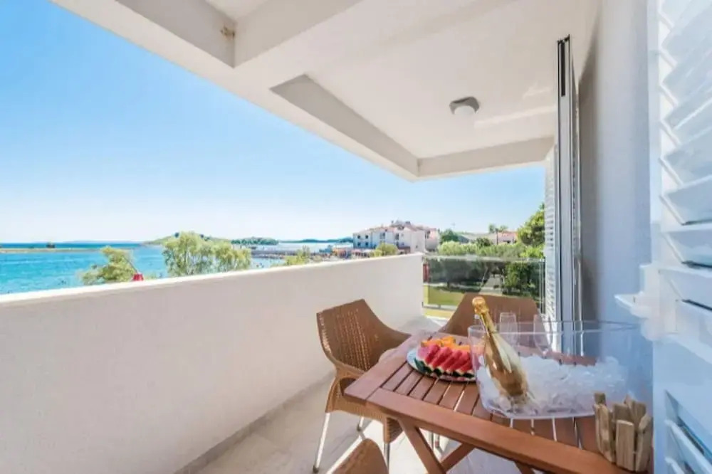 Apartment Right on the Janice Beach in Pakostane