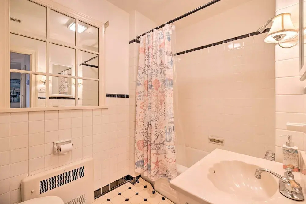 Hot Tub + Private Beach: Waterfront Urbanna Escape