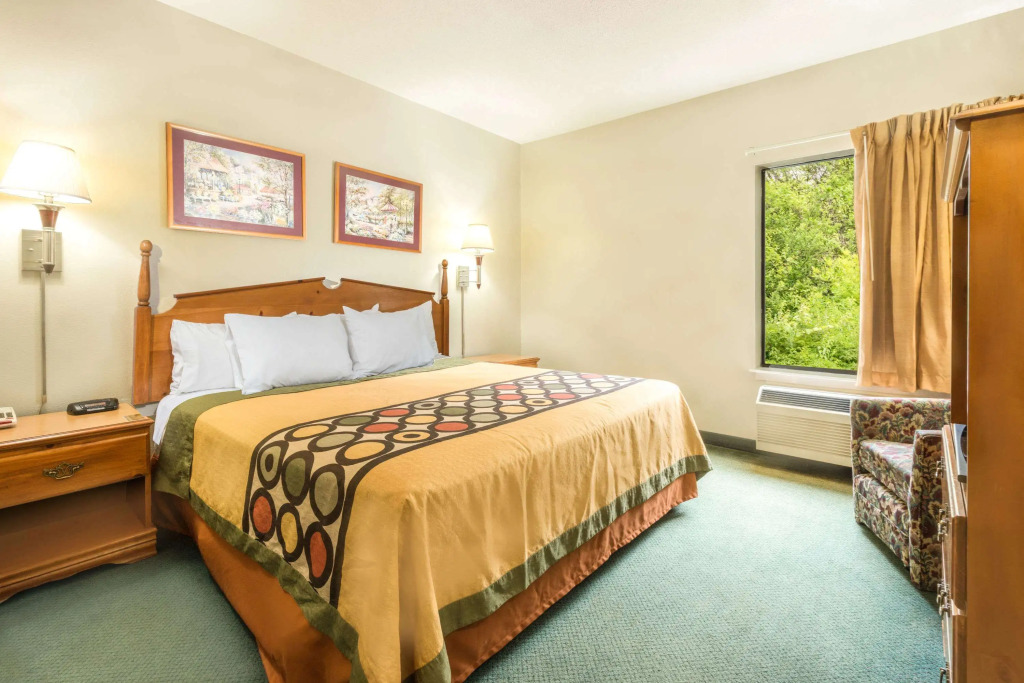 Super 8 by Wyndham Pevely