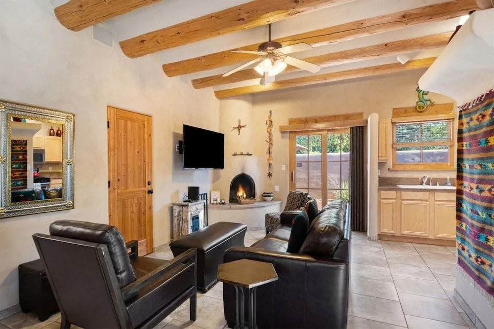 Kiva - Stunning & Lovely With Kiva Fireplace, Walk to the Plaza and the Railyard