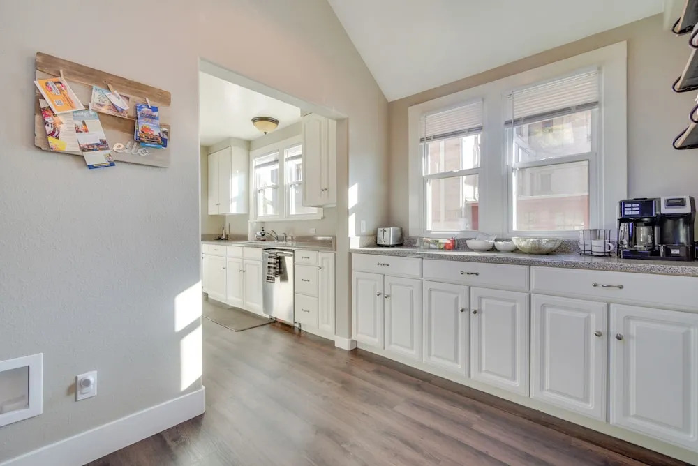 Charming Getaway, Walk to Windsor Lake & Downtown!