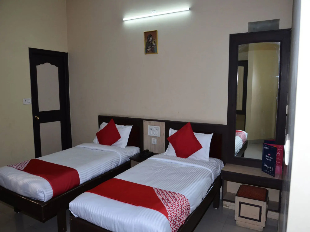 FabHotel Rajlaxmi Palace - Ashok Vihar Metro Station