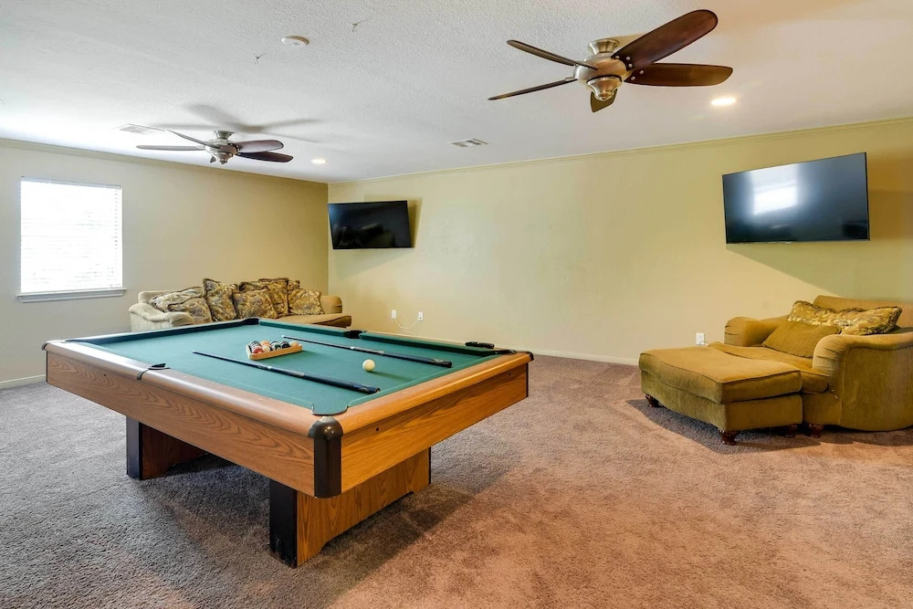 Expansive Home w/ Pool Table ~ 15 Mi to Galveston!