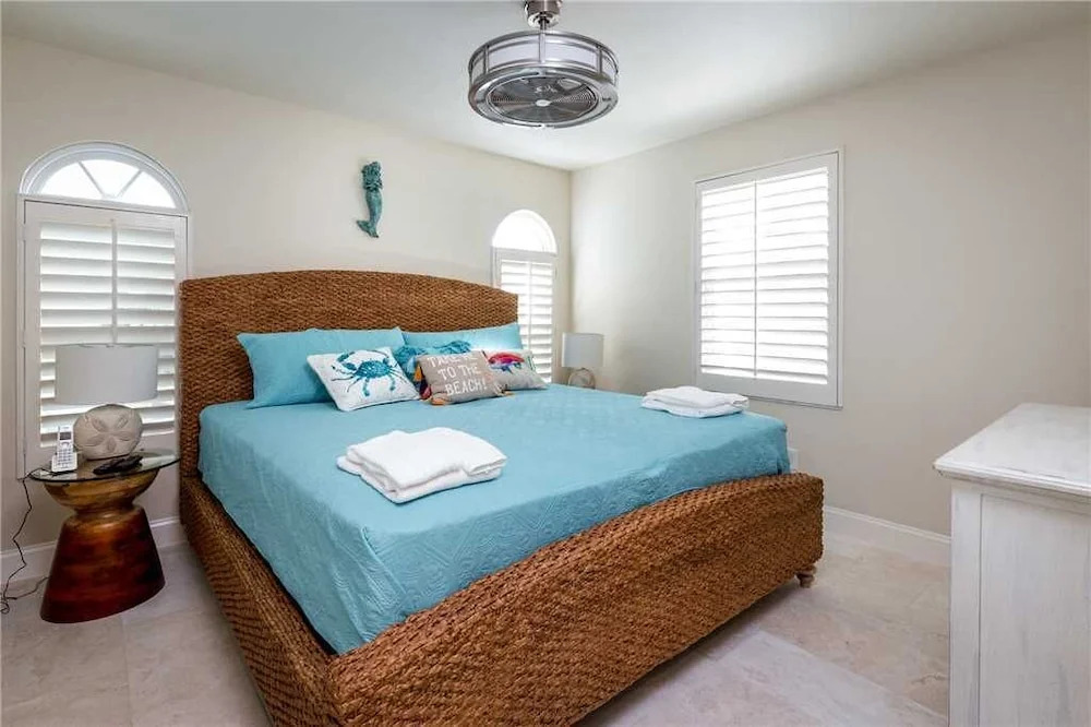 Blue Heaven, 3 Bedrooms, Bay Front, Private Pool, Pet Friendly, Sleeps 10