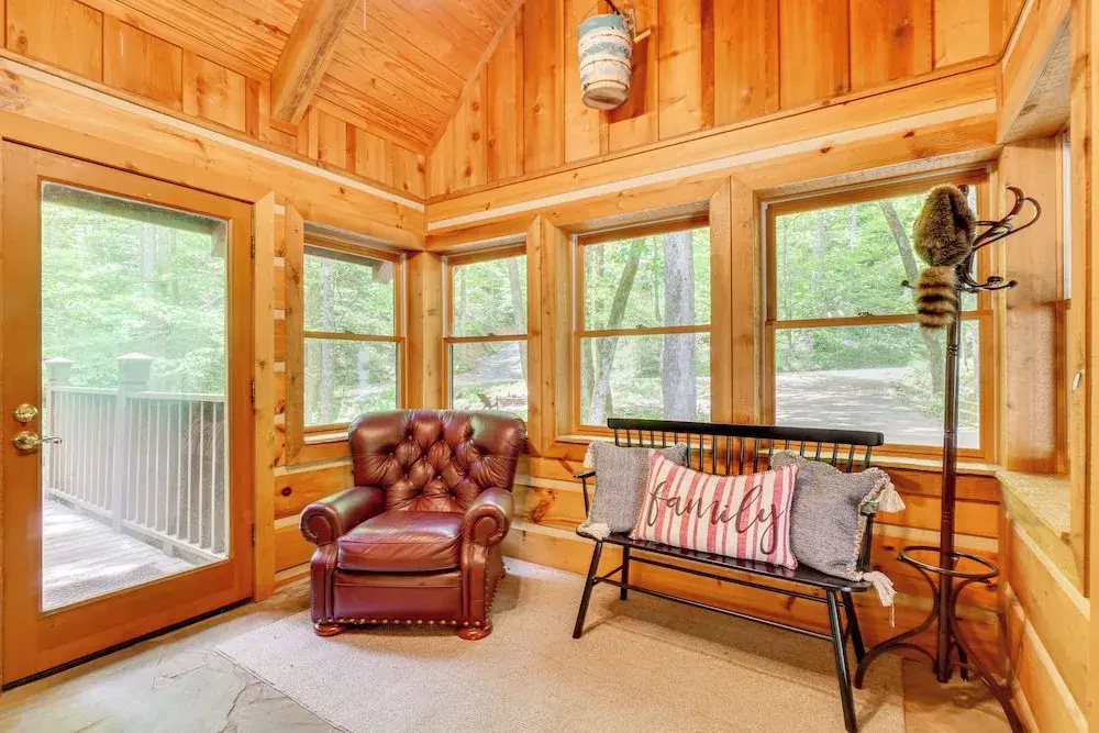 2 Mi to Gsmnp: Peaceful & Scenic Cabin w/ Deck