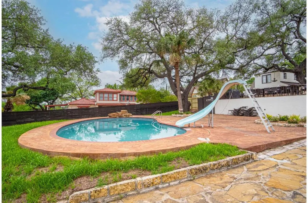 Splash Into Vacation 6BR Home w Pool Waterslide