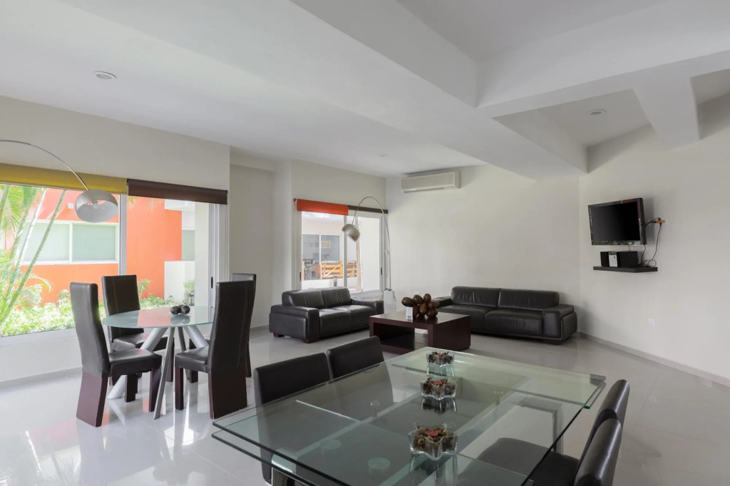 Exclusive 2 Level 3 BR Penthouse | Private Hot Tub & Roof | WiFi | Great Amenities & GYM