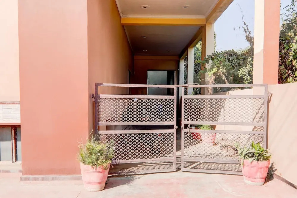 Super Deluxe Room Sharda Nagar Lucknow
