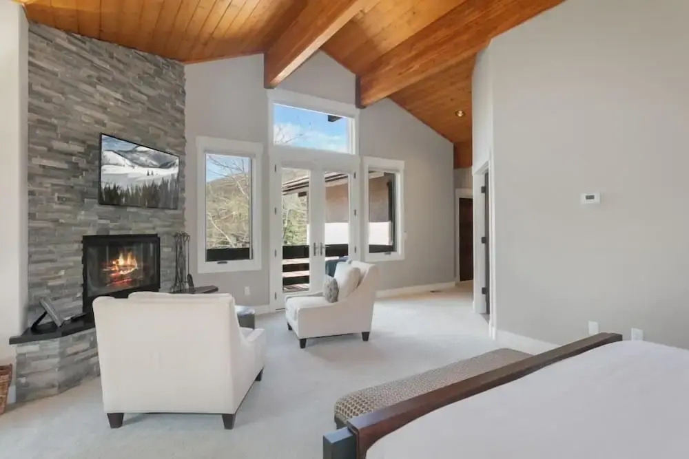 2540 Queen Esther Dr - 5 Bedroom Home with Spa 5 Home