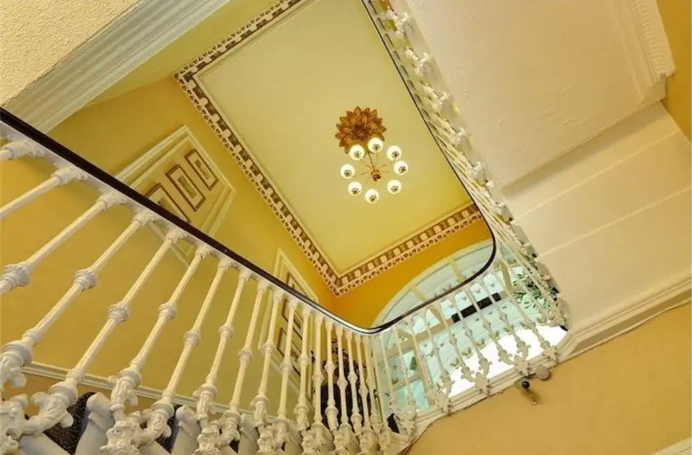 Hotel Oliver, 198 Cromwell Road SW50SN