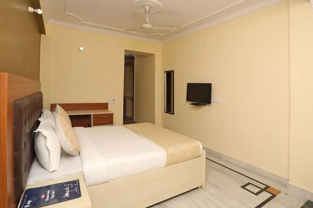 Hotel Red Flag By OYO Rooms