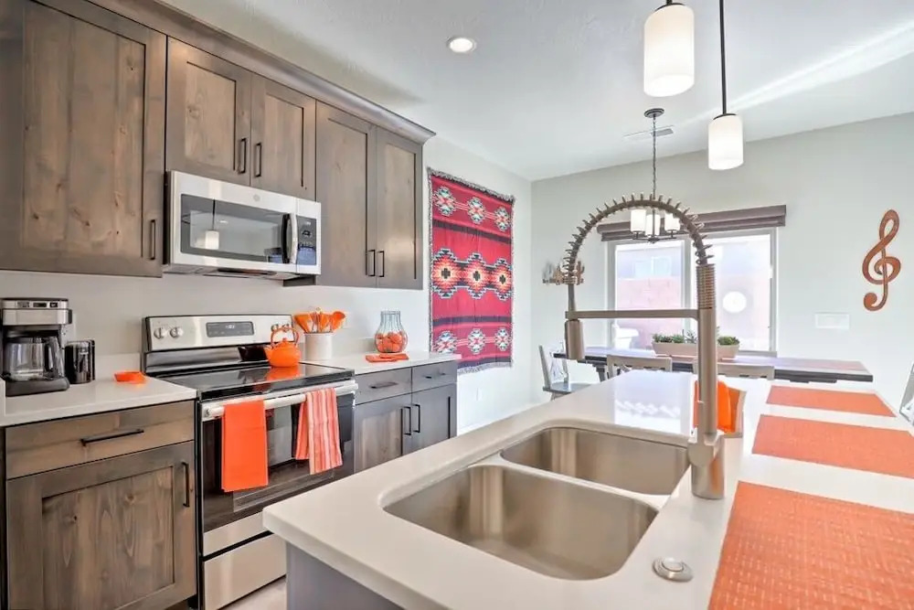 Luxurious End Unit W/ Pool, Hot Tub & Firepit 3 Bedroom Condo