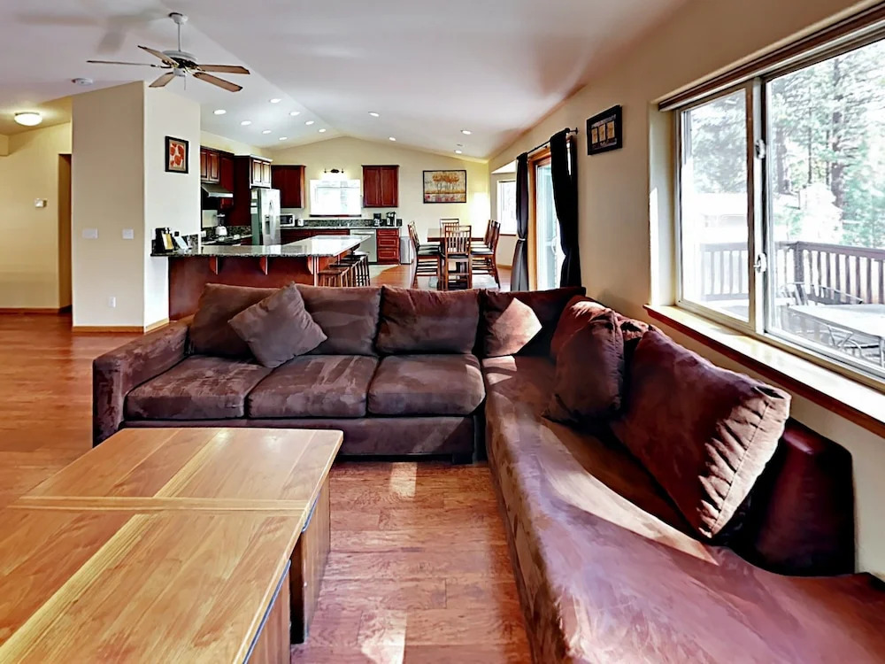 4BR South Tahoe Hot Tub Haven by RedAwning