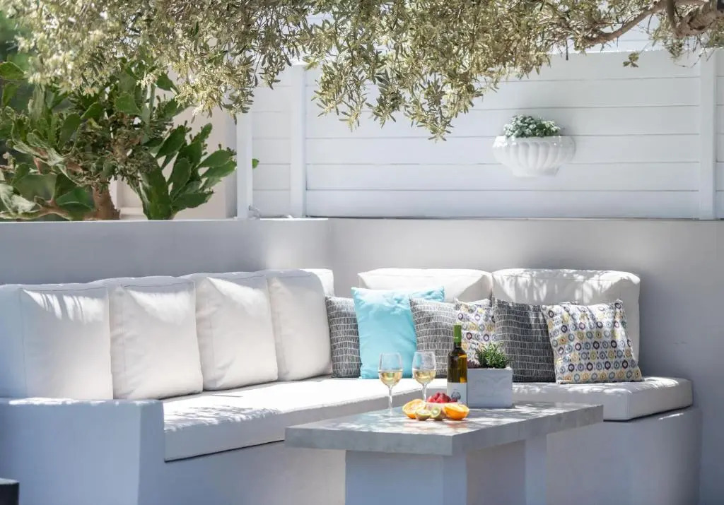 Elegant new villa,with pool,BBQ, ping pong table & gym facilities, just 2km from the town!