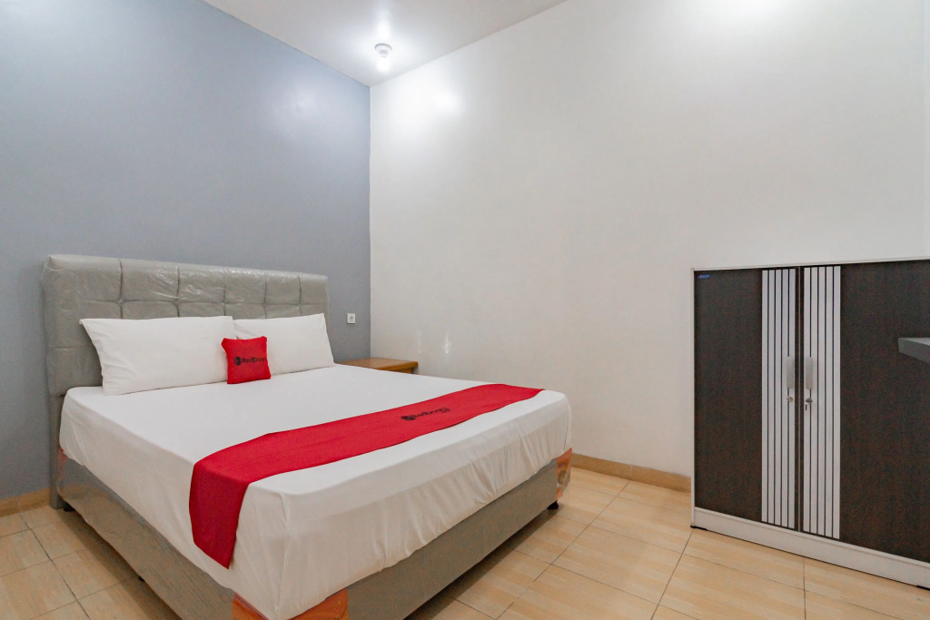 RedDoorz near Prujakan Station Cirebon