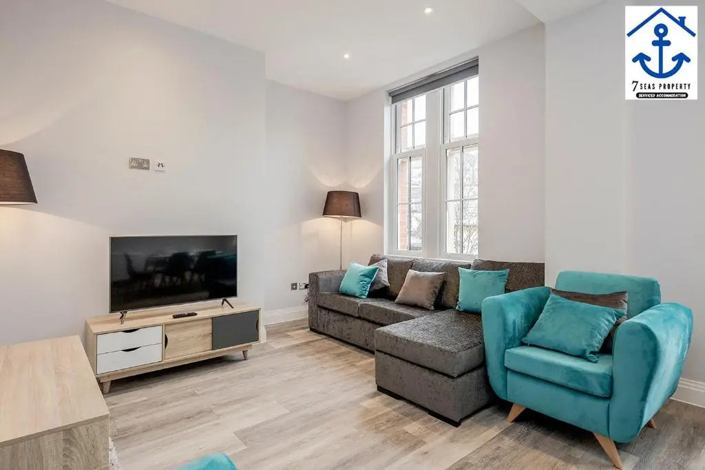 Luxury Apartment High Street Maidenhead w Parking