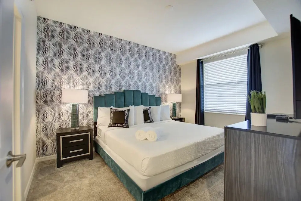 Decadent Penguin - Storey Lake by Shine Villas 704 apts