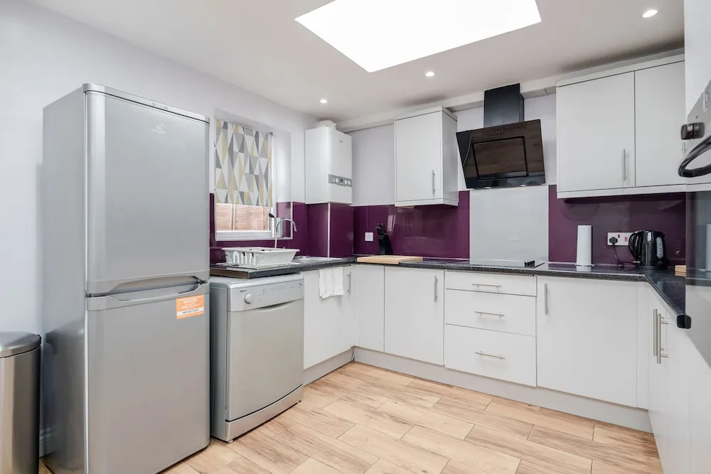 Dagenham Dream House - 4 Bedrooms
