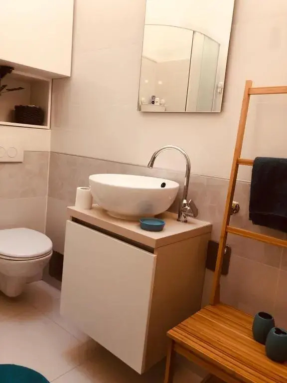 ROOM 44