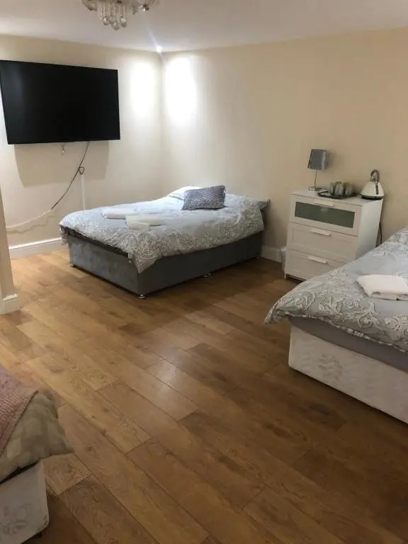 BIG ROOM rusholme WITH TV AND PRIVATE BATHROOM-parking&wifi