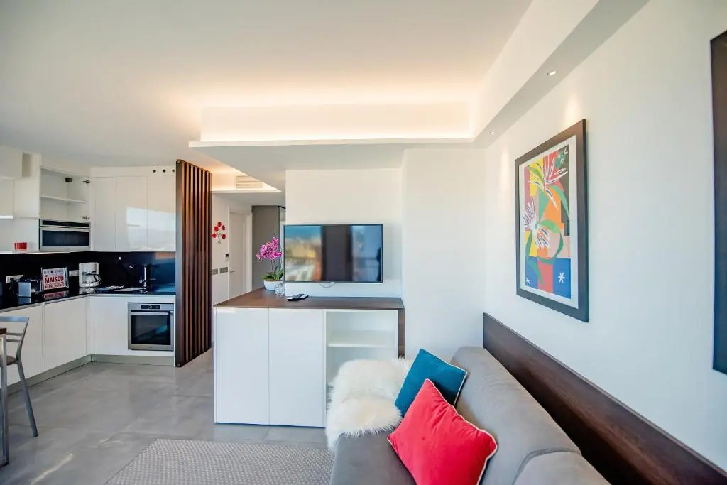 High Standing with Incredible Old Antibes and Sea views