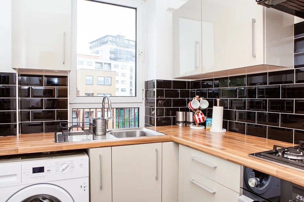 Quintessential 2 BR London Bridge Apartment