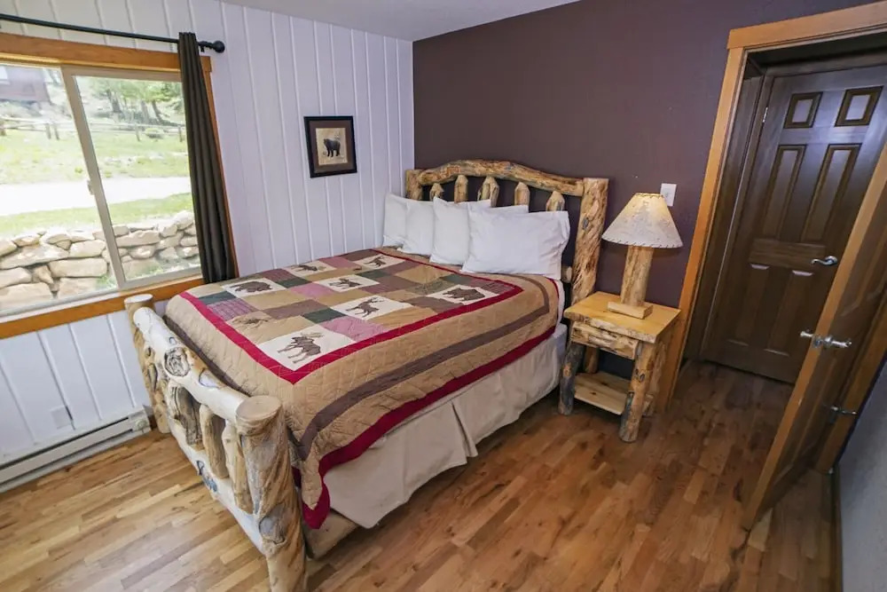 Rocky Mountain Retreat 1A- 4 bedroom/3 bath with personal hot tub offers Panoramic Mountain Views 4 Cabin