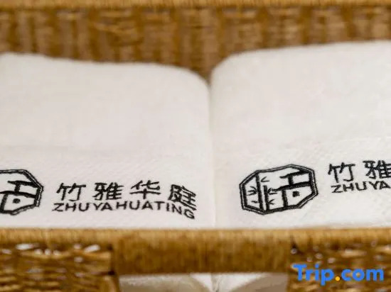 Zhuya Huating Hotel (the Old Town of Lijiang North Gate Waterwheel Store)